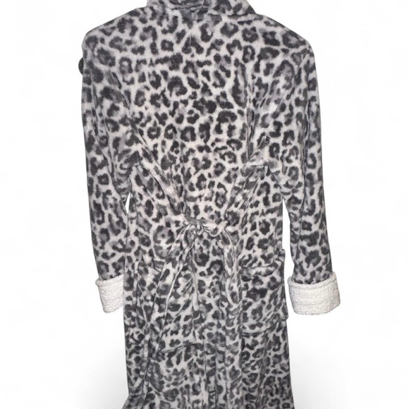 Grey & black leopard print robe - Picture 2 of 8